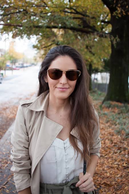 The Romance of Earth Tones in Fall: The Color Aesthetics of Trench Coats, Saddle Bags, and Tea-Tinted Sunglasses