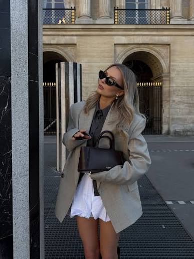 Minimalist Style: How Glasses and Bags Add the Perfect Finishing Touch to Black, White, and Gray Outfits