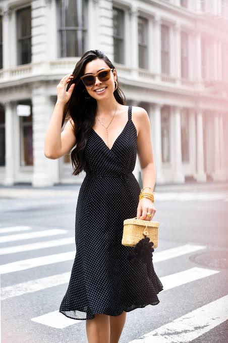 Dating Night Style Secrets: The Perfect Collision of an Elegant Cocktail Dress, a Chain Evening Bag, and Sophisticated Semi-Rimless Glasses