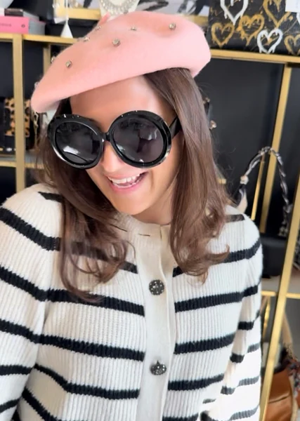Effortless French Elegance: The Perfect Pairing of Knitwear, Tote Bags, and Cat-Eye Glasses